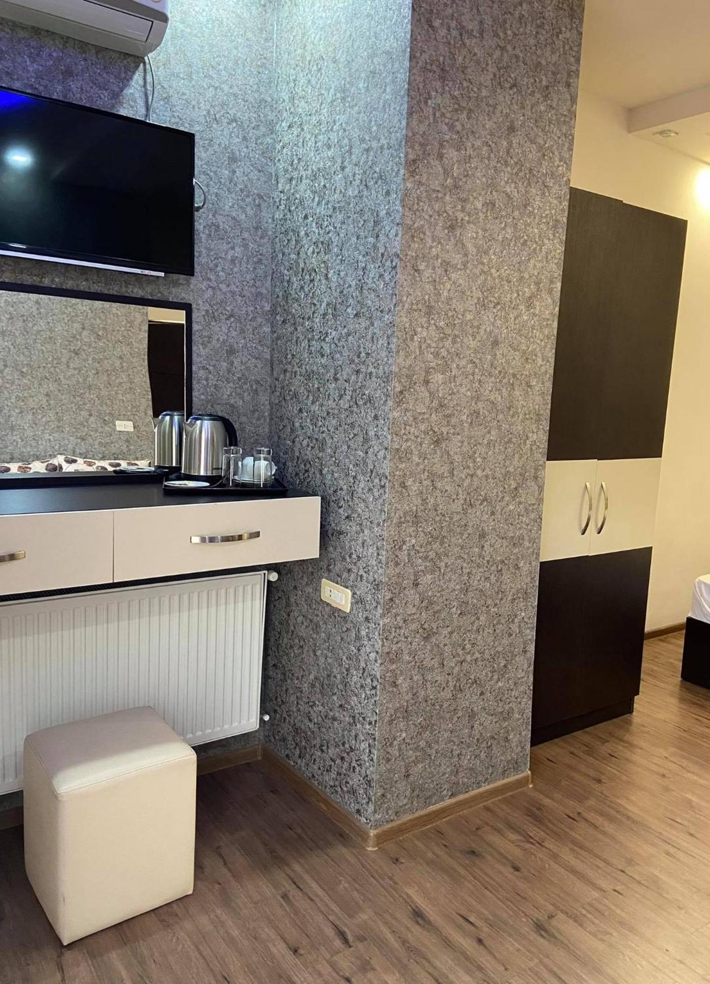 Premium Hotel Erivan Exterior foto
